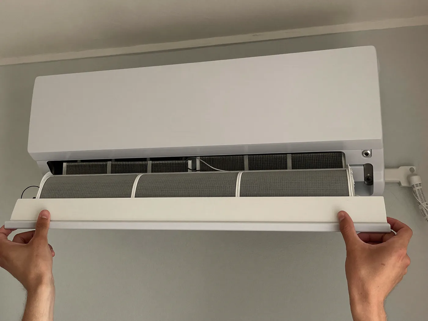 Monteur haalt het filter uit een binnenunit